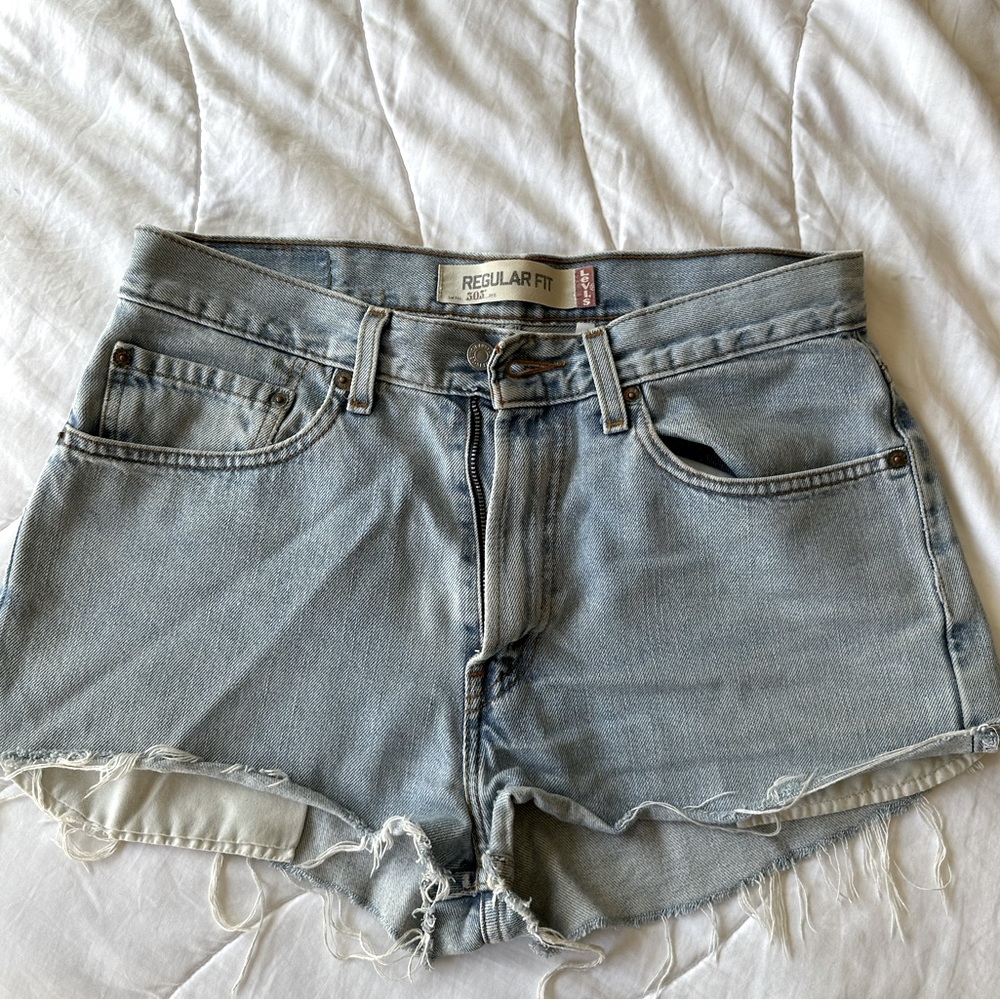 Vintage Levi’s 505s Denim Shorts so soft, measurements below.
